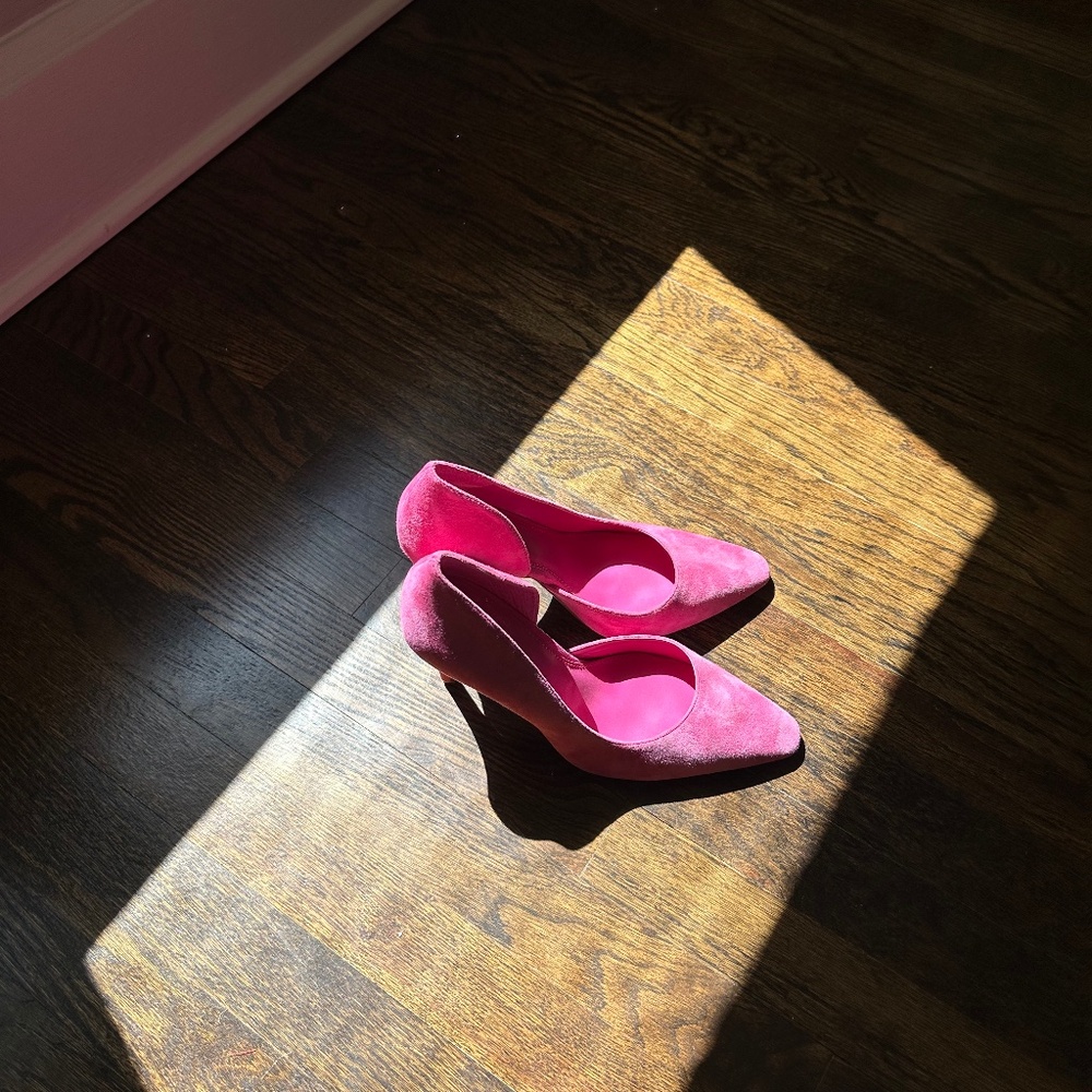 LIKE NEW! Vince Camuto Pink Suede Pumps!!